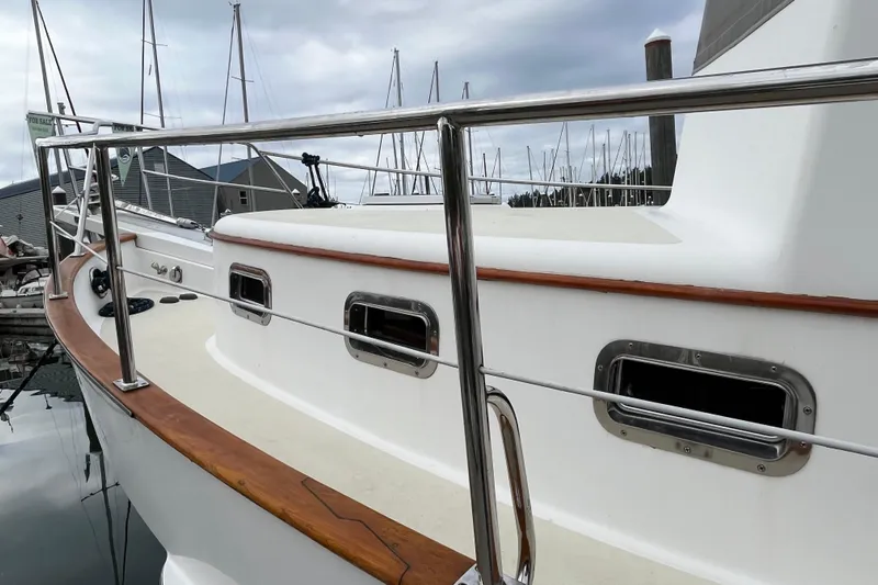 Abina Yacht Photos Pics 2001 Kadey-Krogen 39 yacht with stainless steel railings and wooden trim at a marina.