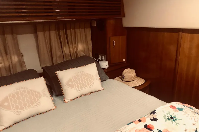 Fire Away Yacht Photos Pics 2005 Carver 444 Cockpit Motor Yacht bedroom with cozy bedding and decorative pillows.