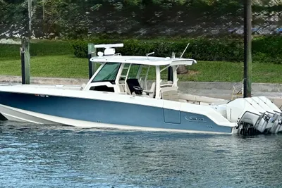 Boston Whaler 380 Outrage