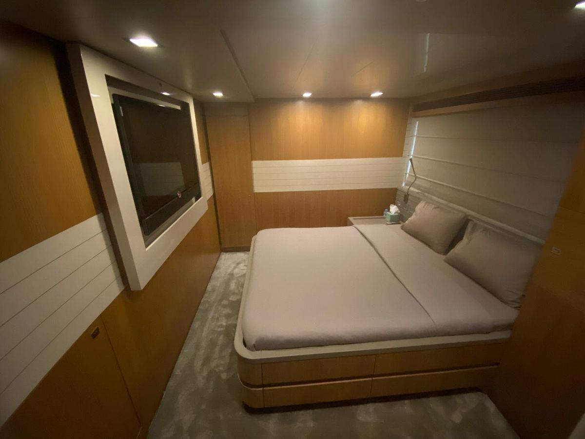 2011 Ferretti Yachts 100 