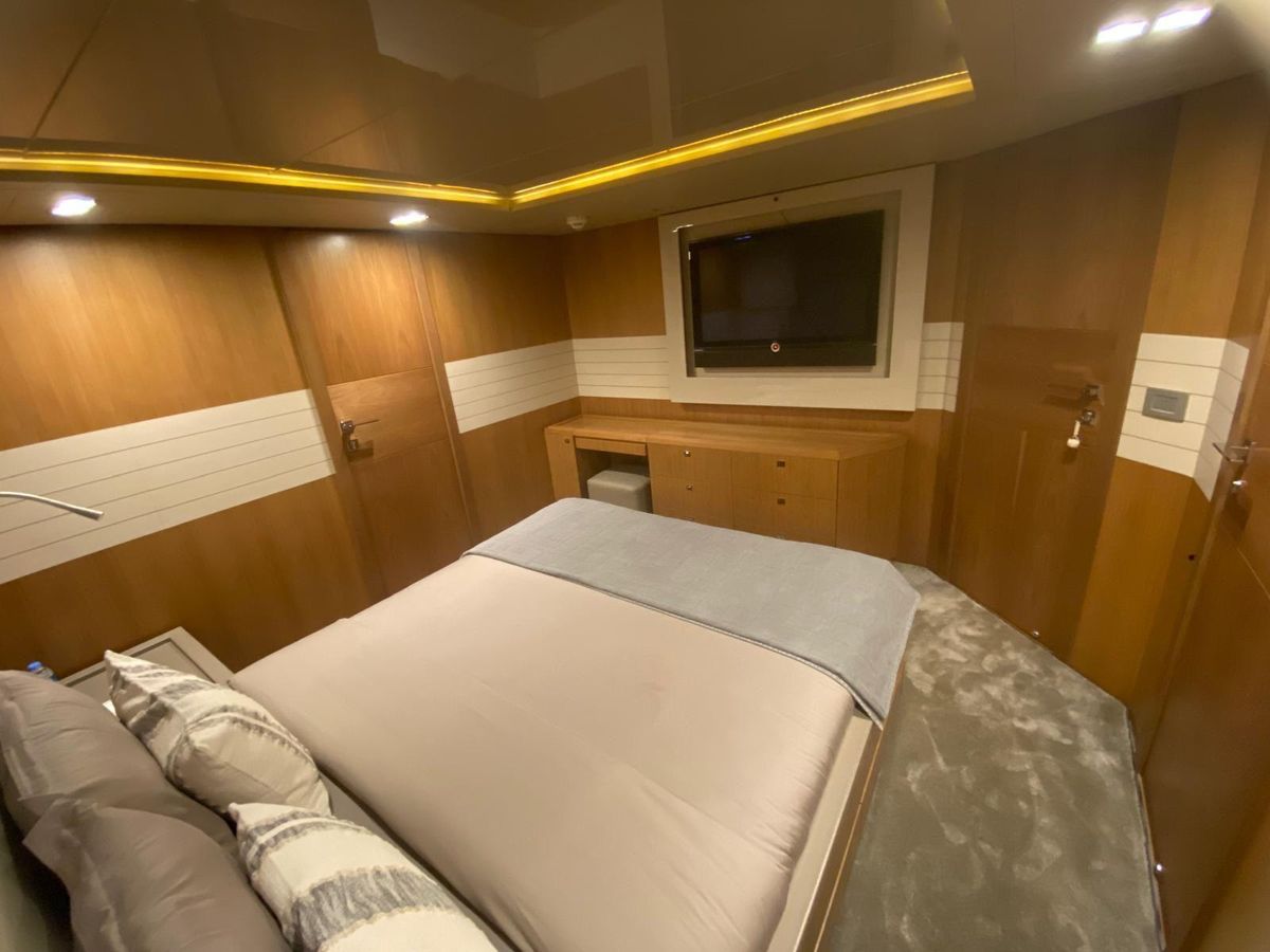 2011 Ferretti Yachts 100 