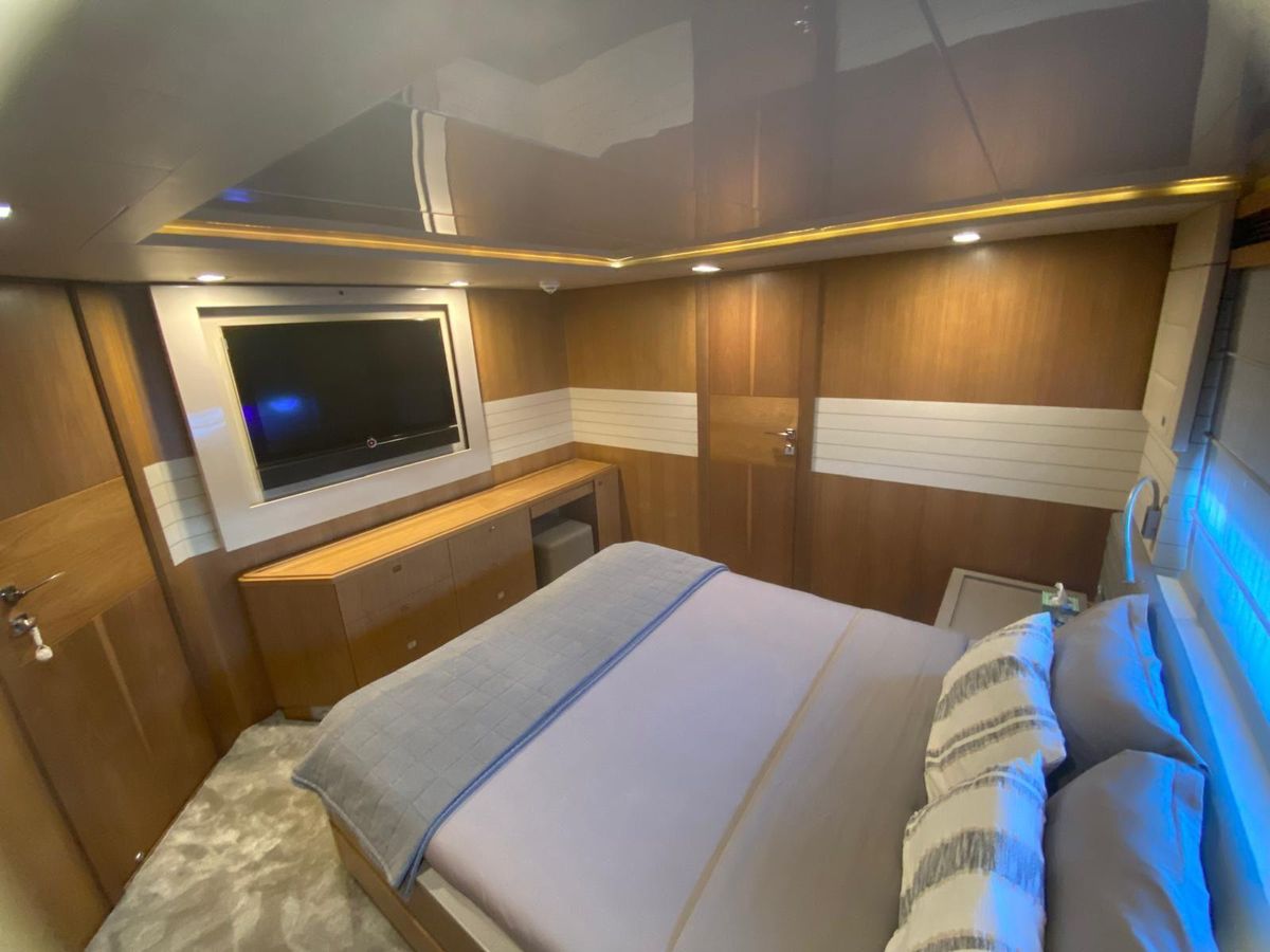 2011 Ferretti Yachts 100 