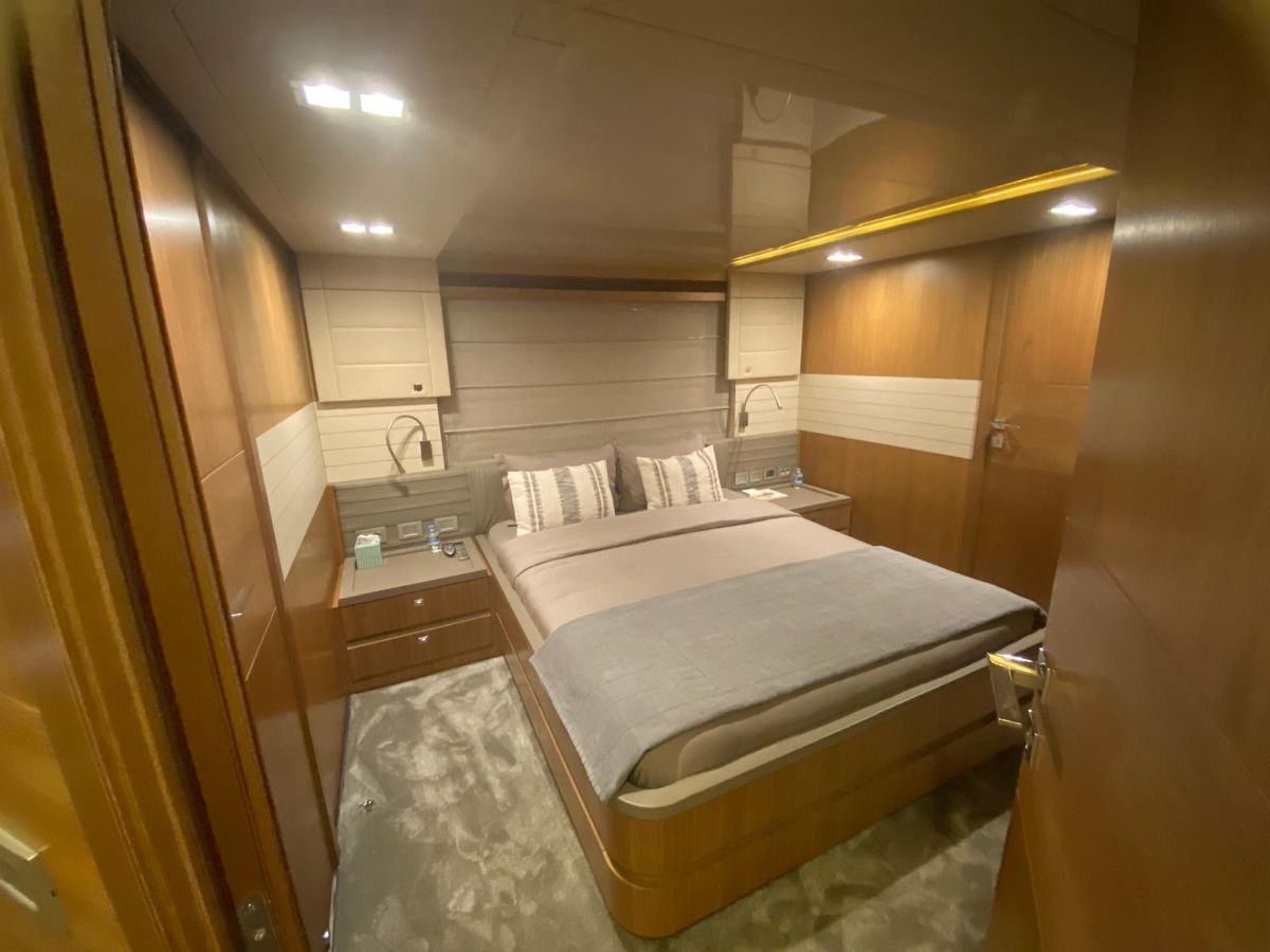 2011 Ferretti Yachts 100 