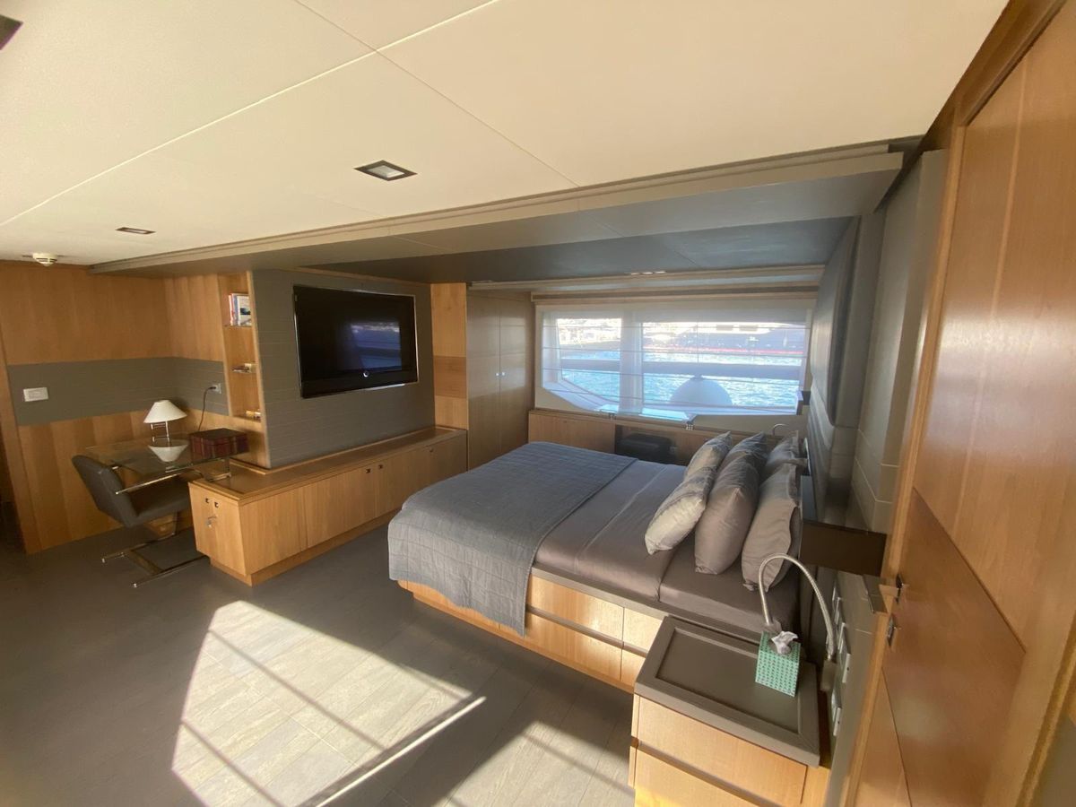 2011 Ferretti Yachts 100 