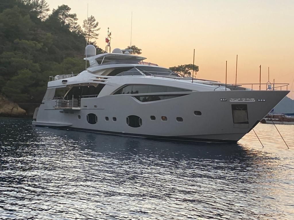 2011 Ferretti Yachts 100 