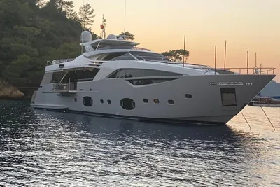 2011 Ferretti Yachts Custom Line 100