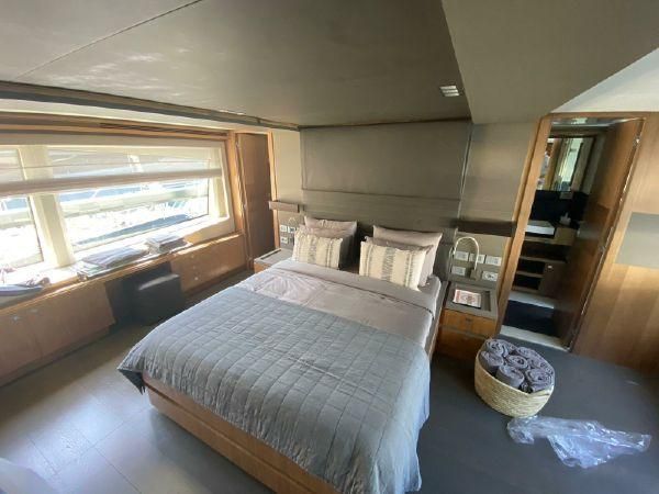 2011 Ferretti Yachts 100 