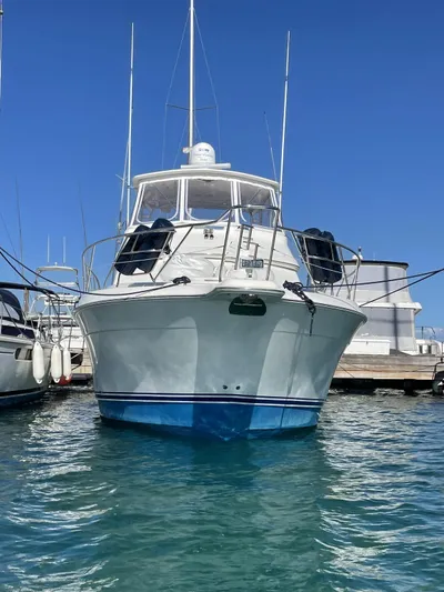  Yacht Photos Pics 2009 Silverton 45 Convertible yacht docked in clear blue water.
