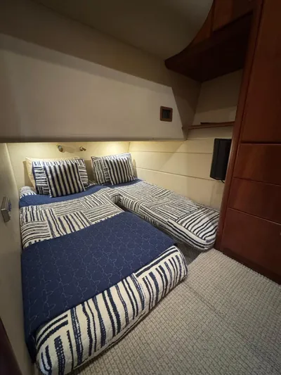  Yacht Photos Pics 2009 Silverton 45 Convertible cabin with twin beds and striped bedding.
