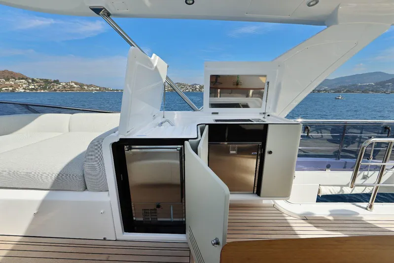  Yacht Photos Pics 2022 Azimut 60