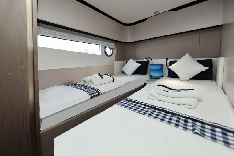  Yacht Photos Pics 2022 Azimut 60