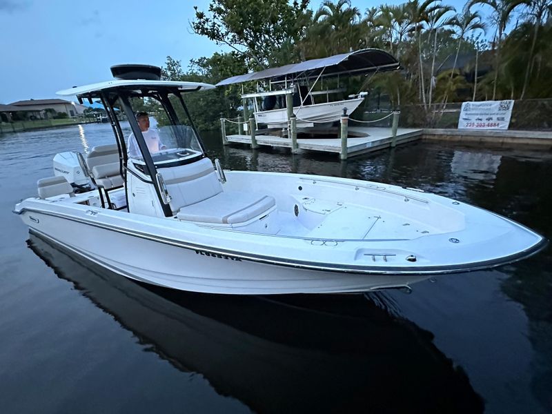 2021 Boston Whaler 250 Dauntless
