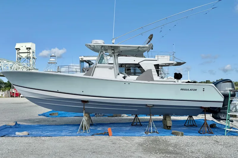  Yacht Photos Pics 2006 Regulator 32 Forward Seating boat on stands, outdoor display.