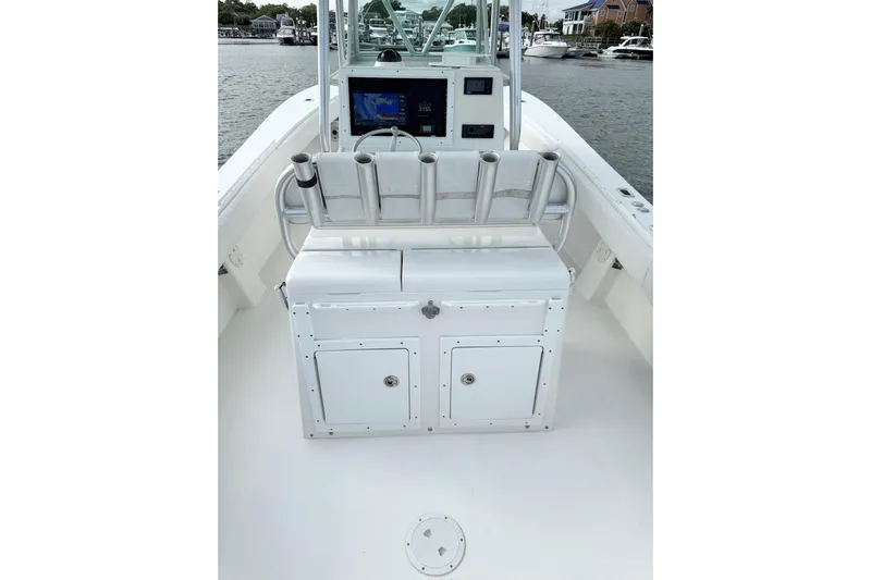  Yacht Photos Pics 2006 Regulator 32 Forward Seating boat interior with console and rod holders.