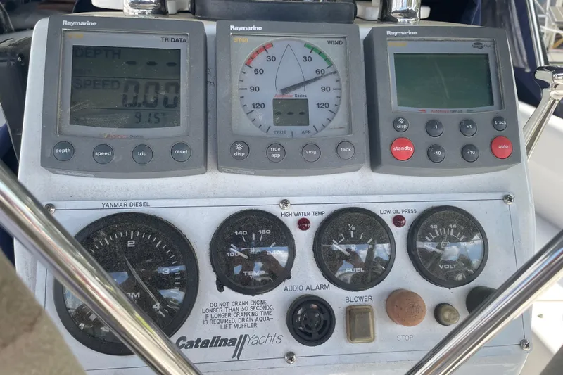 Chesapeake Free Yacht Photos Pics Control panel of a 2006 Catalina 387 yacht with Raymarine instruments.