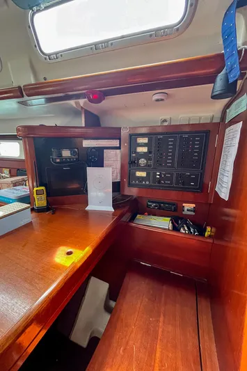  Yacht Photos Pics Interior of 2002 Beneteau Oceanis Clipper 473, featuring navigation station and control panels.