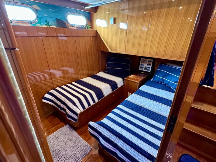 Leslie Jane Yacht Photos Pics Twin cabin with striped bedding in 2002 Jefferson Marquessa 57 MY yacht.
