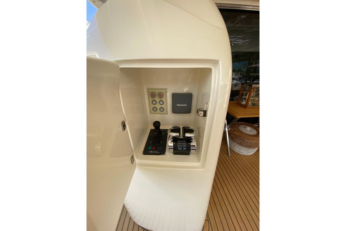 2008 Ferretti Yachts 87 