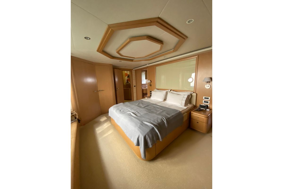 2008 Ferretti Yachts 87 
