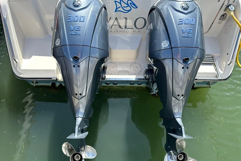  Yacht Photos Pics Twin Yamaha 300 V6 outboard engines on a 2022 Grady-White Express 330 boat.