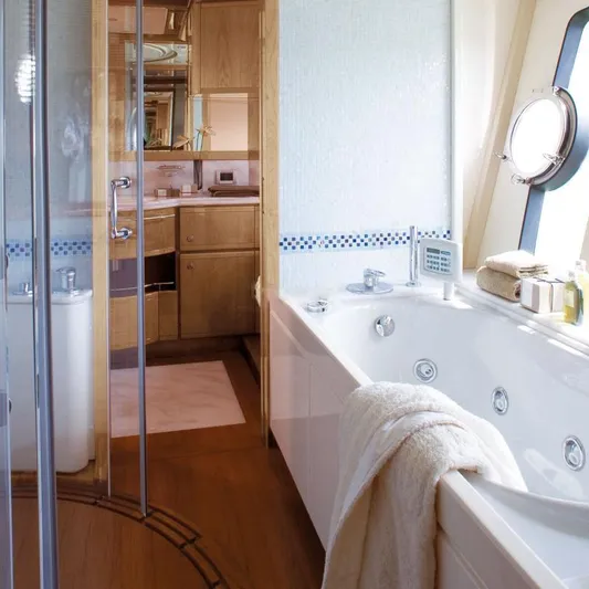 Nm03008 Yacht Photos Pics Luxurious bathroom in 2008 Ferretti Yachts 881, featuring a jacuzzi and elegant wood finishes.