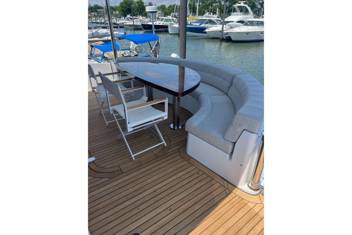 2011 Hatteras 61 