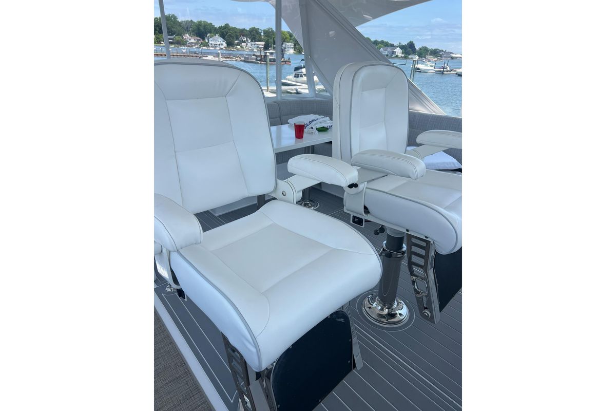 2011 Hatteras 61 