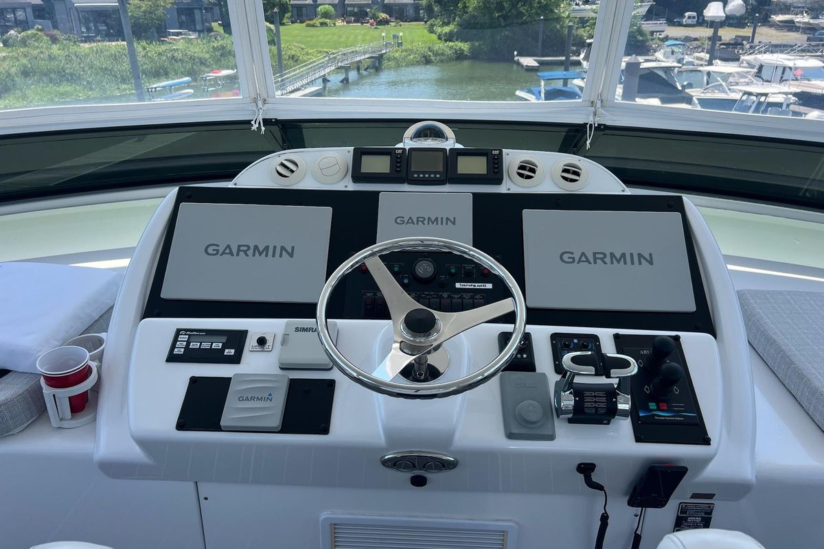 2011 Hatteras 61 