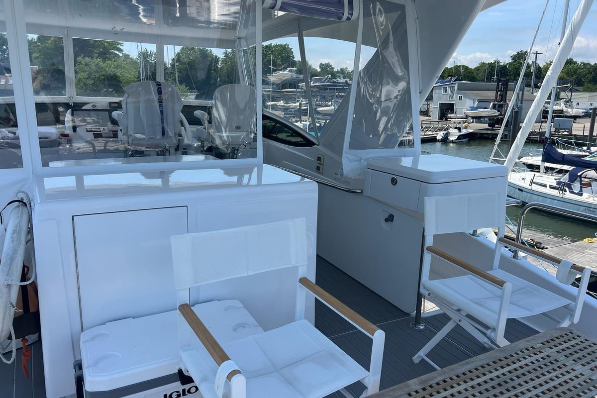 2011 Hatteras 61 