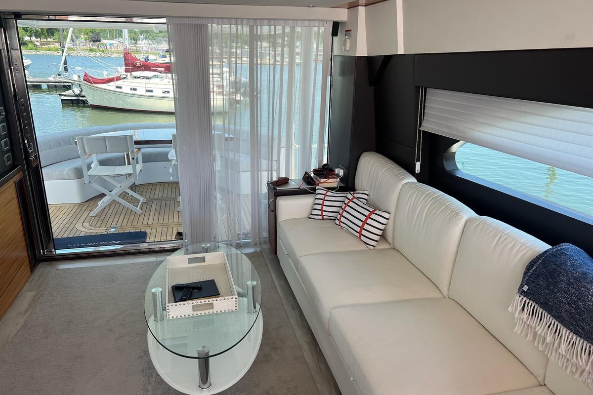 2011 Hatteras 61 