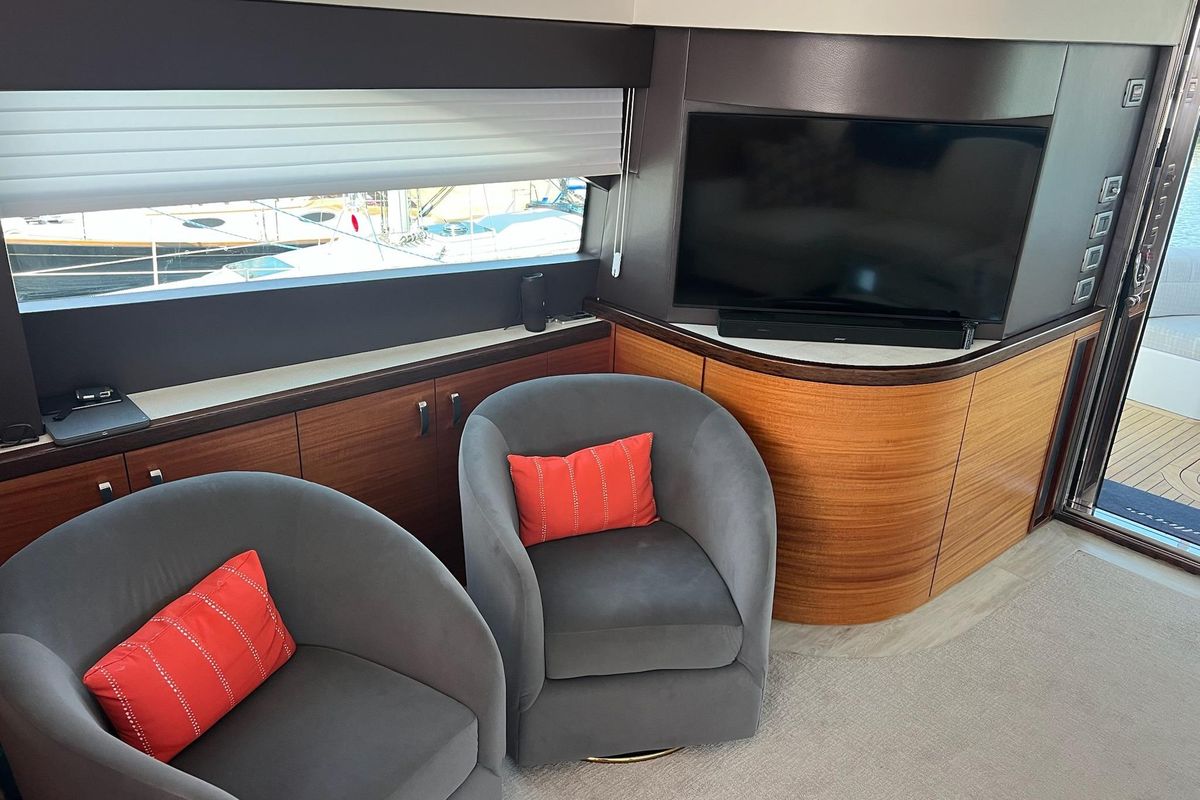 2011 Hatteras 61 
