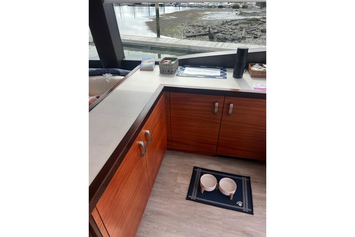 2011 Hatteras 61 