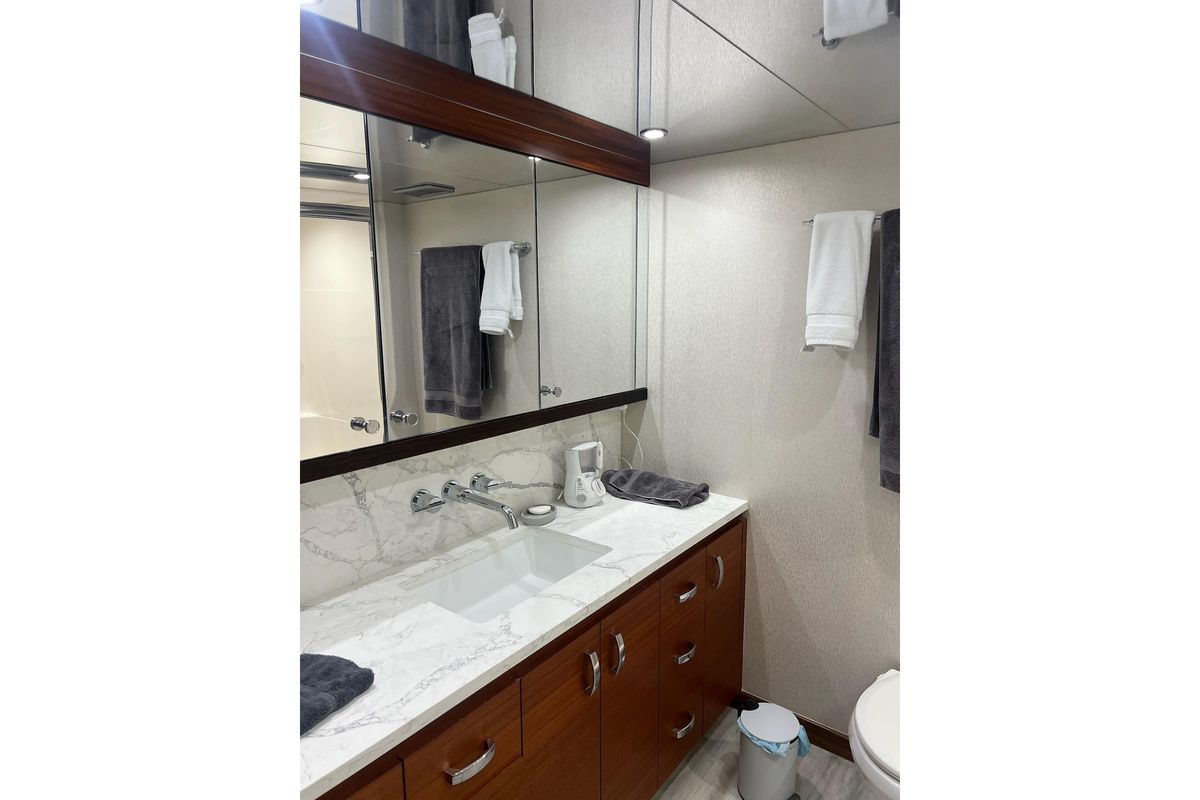2011 Hatteras 61 