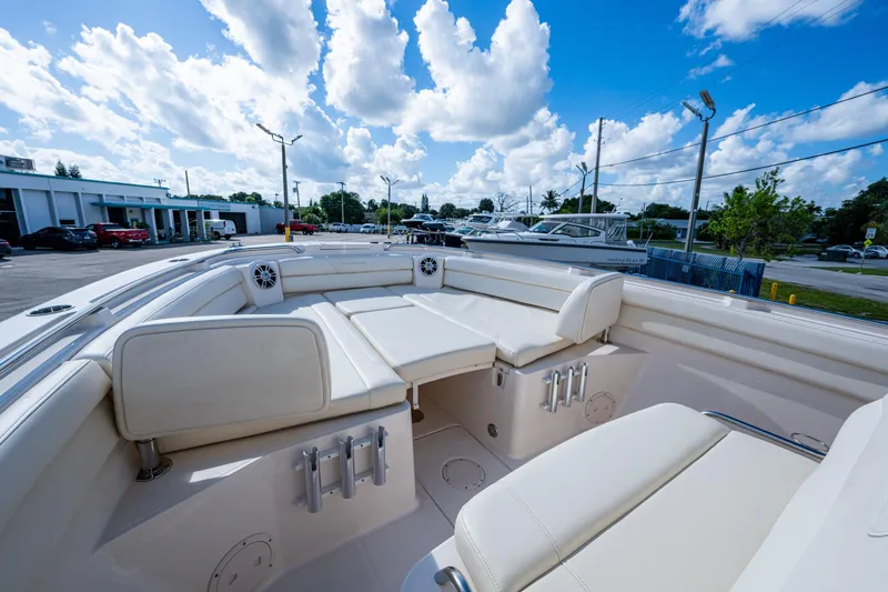 Roi Yacht Photos Pics Grady White 33 ROI - Bow Seating