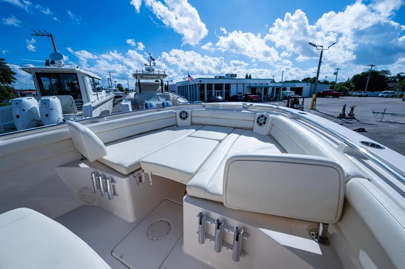 Roi Yacht Photos Pics Grady White 33 ROI - Bow Seating