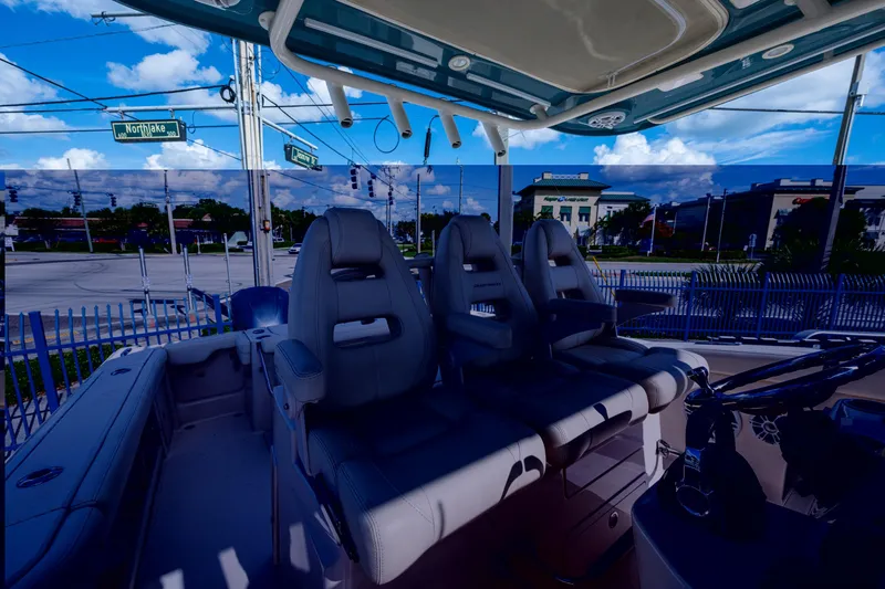 Roi Yacht Photos Pics Grady White 33 ROI - Helm Seating