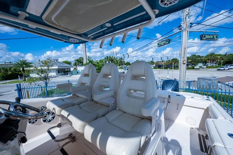 Roi Yacht Photos Pics Grady White 33 ROI - Helm Seating