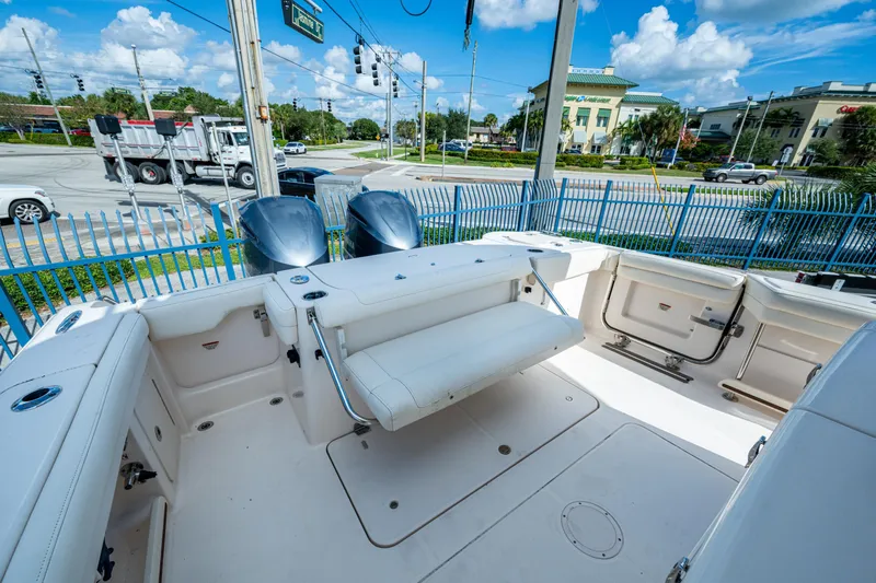 Roi Yacht Photos Pics Grady White 33 ROI - Cockpit