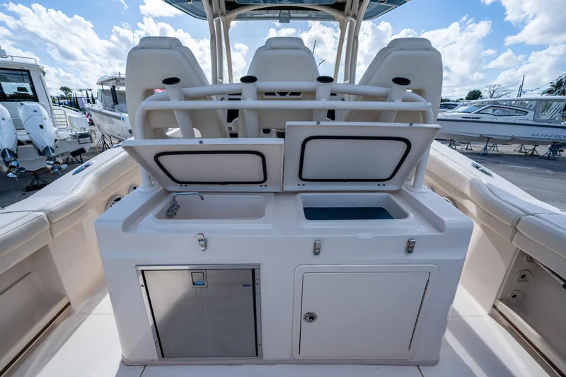 Roi Yacht Photos Pics Grady White 33 ROI - Cockpit