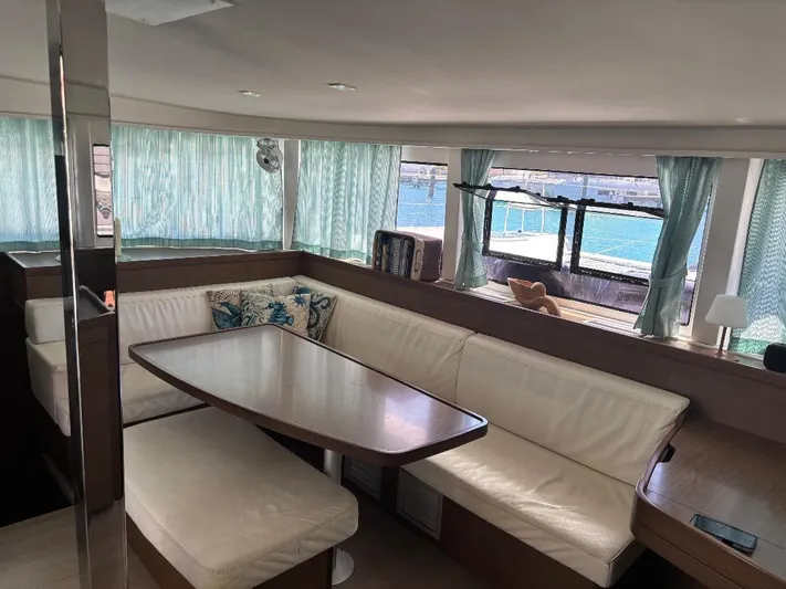 Gone Again Yacht Photos Pics Salon with table up