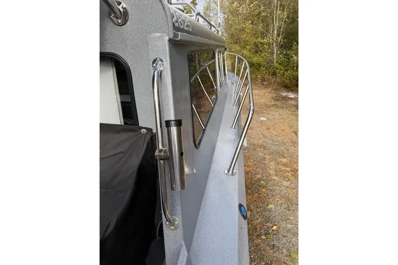  Yacht Photos Pics 2017 KingFisher 2825 Offshore boat side view with railing and handle.