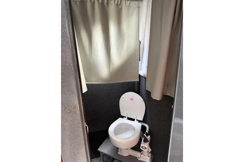  Yacht Photos Pics Head compartment