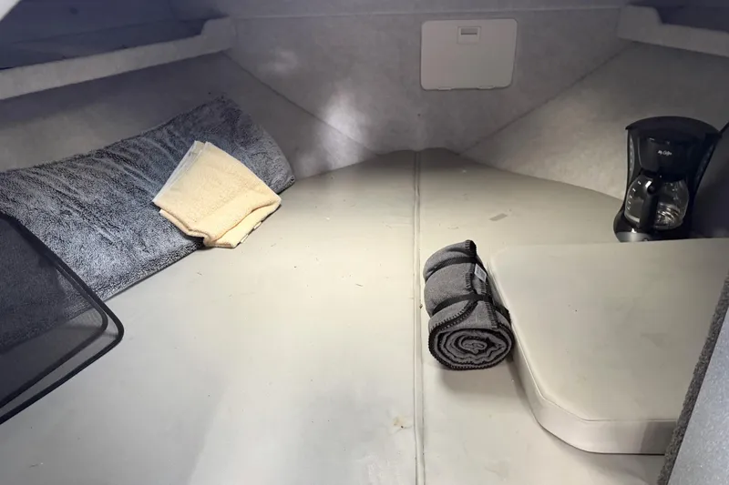  Yacht Photos Pics V-berth 