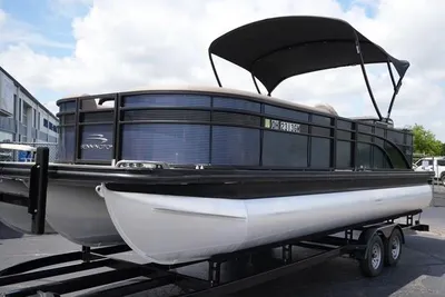 Bennington 25' Pontoon