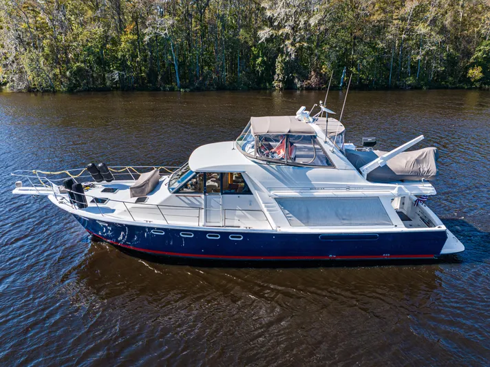 Joy Sea II Yacht Photos Pics Bayliner 4788 Pilot House Motoryacht 1997 cruising on a calm river.