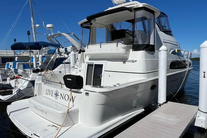 Live Now Yacht Photos Pics 2006 Carver 444 Cockpit Motor Yacht - Profile