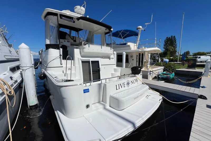 Live Now Yacht Photos Pics 2006 Carver 444 Cockpit Motor Yacht - Profile