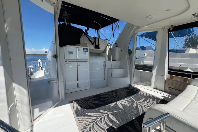 Live Now Yacht Photos Pics 2006 Carver 444 Cockpit Motor Yacht - Cockpit