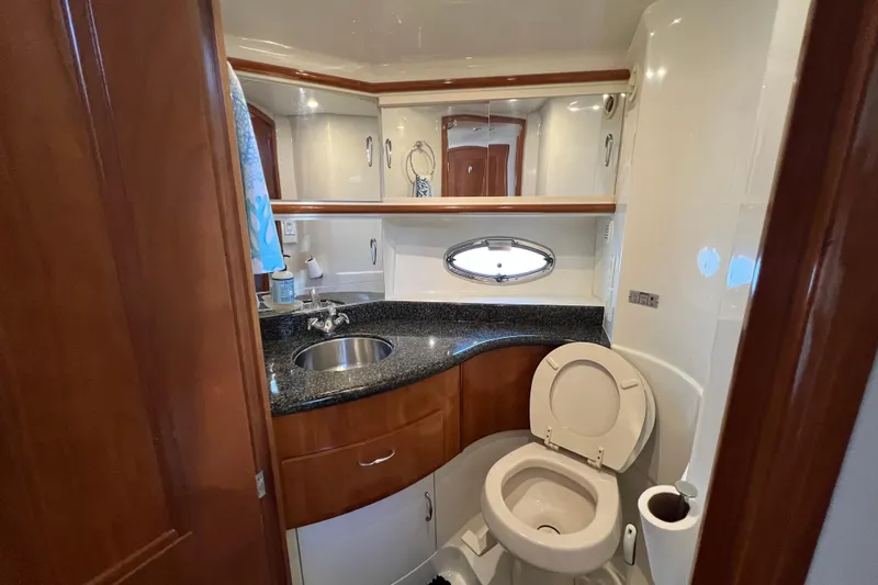 Live Now Yacht Photos Pics 2006 Carver 444 Cockpit Motor Yacht - Guest Head