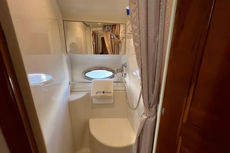 Live Now Yacht Photos Pics 2006 Carver 444 Cockpit Motor Yacht - Guest Head